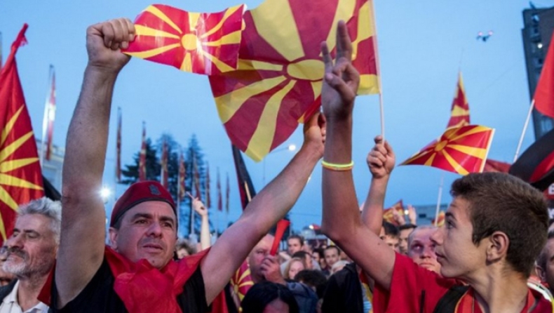 Χιλιάδες κάτοικοι των Σκοπίων διαδήλωσαν ενάντια στην αλλαγή της ονομασίας της χώρας (pics & vids)