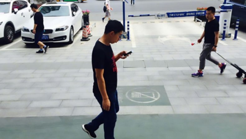 Στην Κίνα έχουν ειδικές λωρίδες για όσους είναι εθισμένοι στο κινητό τους (pics)