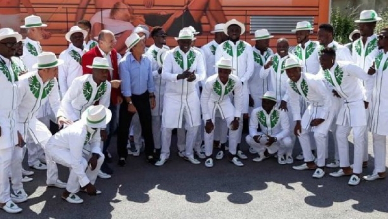 Εξαλλοι οι Νιγηριανοί οπαδοί καθώς τους απαγορεύτηκε να μπουν στο γήπεδο με πράσινες κότες!