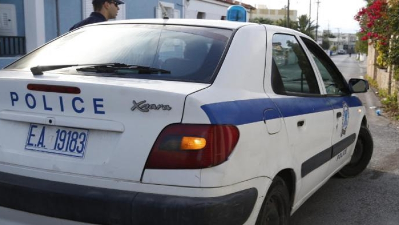 Σφαίρες κι αλεξίσφαιρα γιλέκα στο σπίτι της συλληφθείσας για την επίθεση στην Ελληνοαμερικανική Ένωση