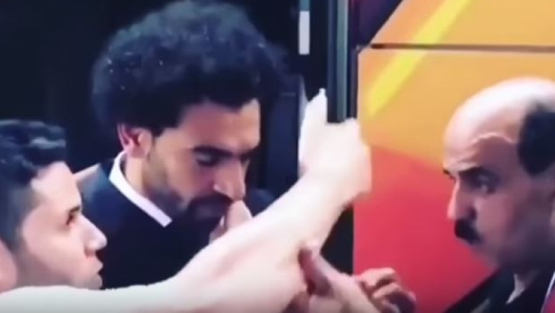 Οπαδός πήγε να βγάλει selfie με τον Σαλάχ, αλλά ξέχασε τον τραυματισμένο του ώμο (vid)