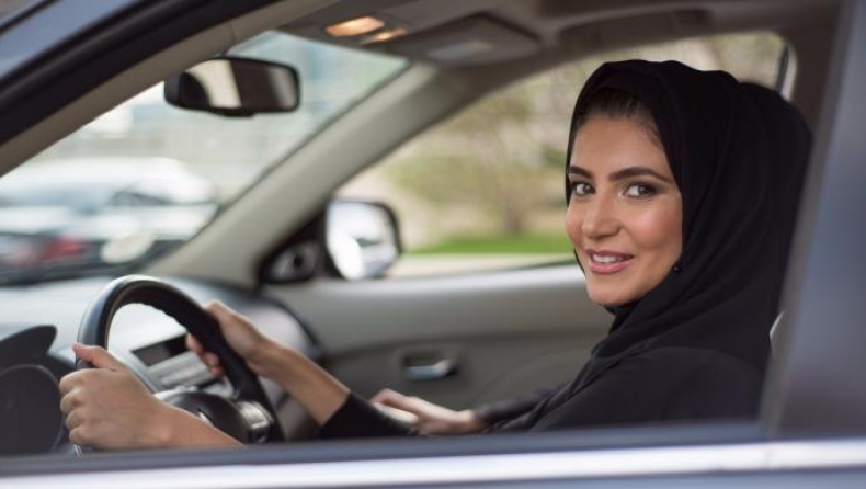 Oι πρώτες γυναίκες στη Σαουδική Αραβία πήραν στα χέρια τους τα διπλώματα οδήγησης (vid)