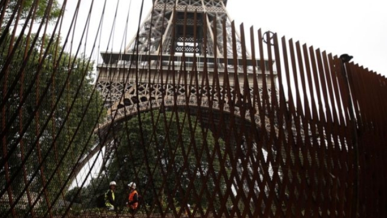 Ο φόβος τρομοκρατικής επίθεσης «υψώνει» γυάλινα τείχη στον πύργο του Άιφελ (pic)