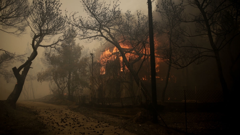 Εγκαταλείπουν την Κινέτα, η φωτιά έφτασε στα σπίτια (pics & vids)