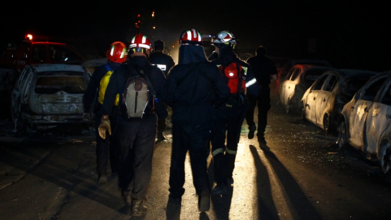 Βίντεο από τη διάσωση πολιτών στη θάλασσα, φτάνουν συνεχώς διασωθέντες στη Ραφήνα (vids)