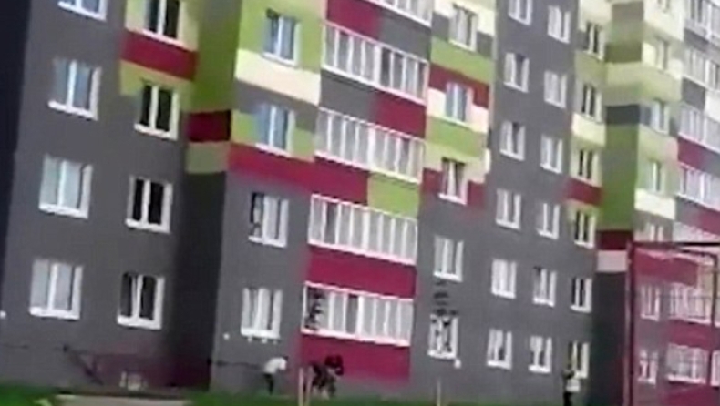Ένας πεντάχρονος έπεσε από τον 7ο όροφο κι επέζησε χάρις στους γείτονές του! (pics & vid)