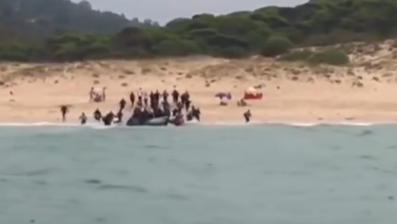Δύο διαφορετικοί κόσμοι: Μετανάστες αποβιβάζονται σε ισπανική παραλία γυμνιστών (vid)