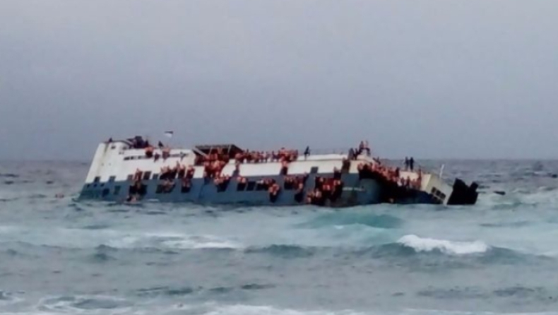 Σκηνές τρόμου και πανικού σε ναυάγιο επιβατηγού πλοίου στην Ινδονησία (pics & vid)