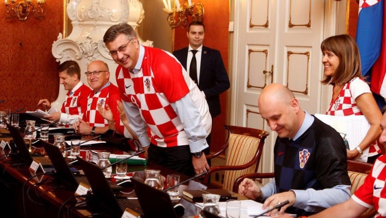 Υπουργικό συμβούλιο με... φανέλες Κροατίας! (vid)