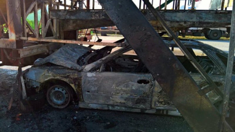 Αυτοκίνητο «καρφώθηκε» σε παιχνίδι Λούνα Παρκ και τυλίχτηκε στις φλόγες (pics)