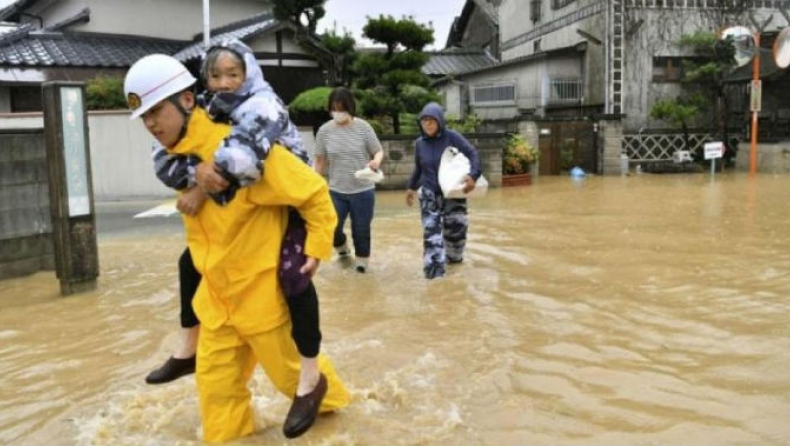 Περισσότεροι από 100 οι νεκροί από τις «ιστορικές» βροχοπτώσεις στην Ιαπωνία