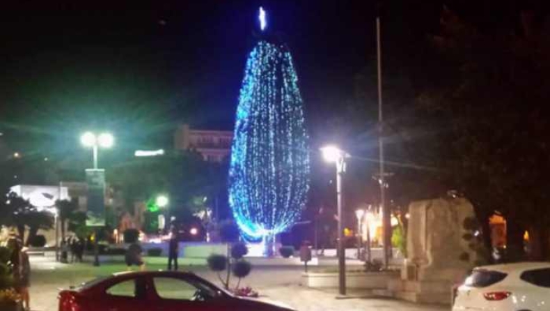 Φωταγωγήθηκε ξανά το χριστουγεννιάτικο δέντρο της Καβάλας (pic)