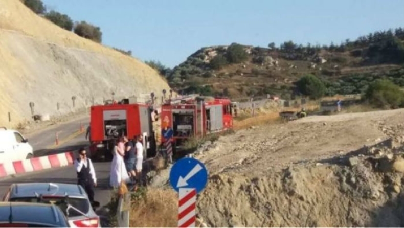 Αυτοκίνητο που μετέφερε νεόνυμφους έπιασε φωτιά στην Κρήτη (pics)