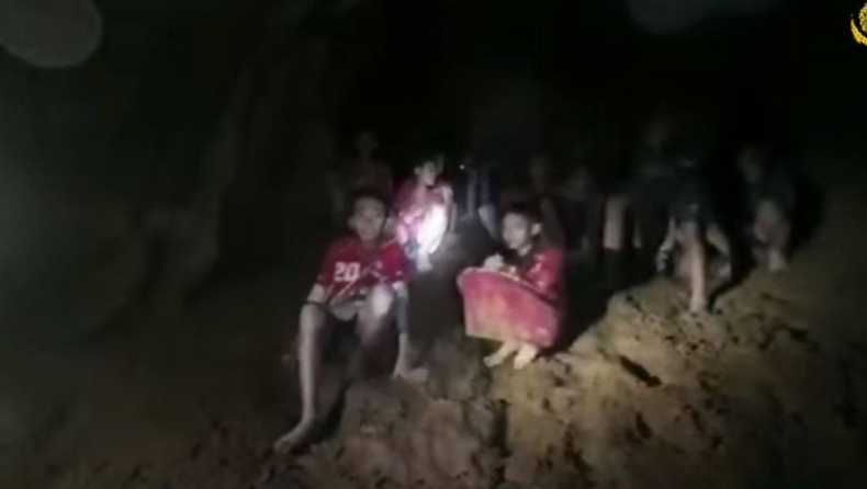 Συγγνώμη από τους γονείς, ζήτησε ο προπονητής των παιδιών που είναι στο σπήλαιο της Ταϊλάνδης