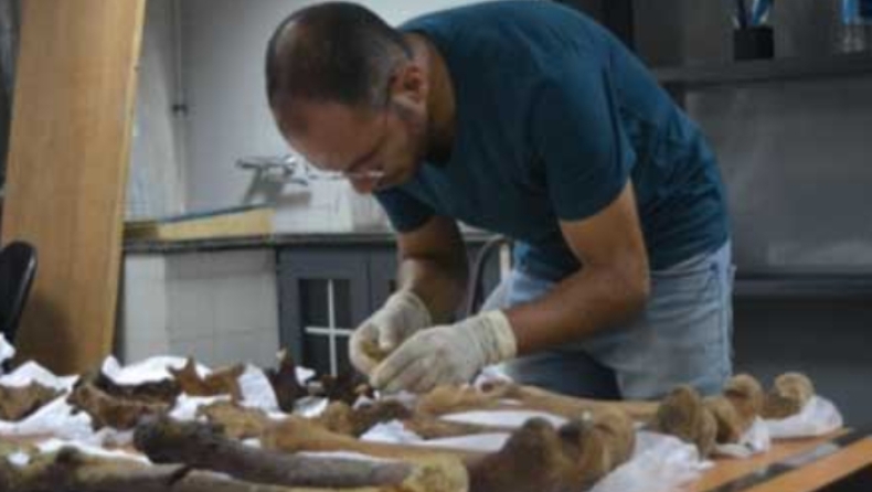 Tί βρήκαν οι αρχαιολόγοι μέσα στη γρανιτένια σαρκοφάγο που ανακαλύφθηκε στην Αλεξάνδρεια (pics)