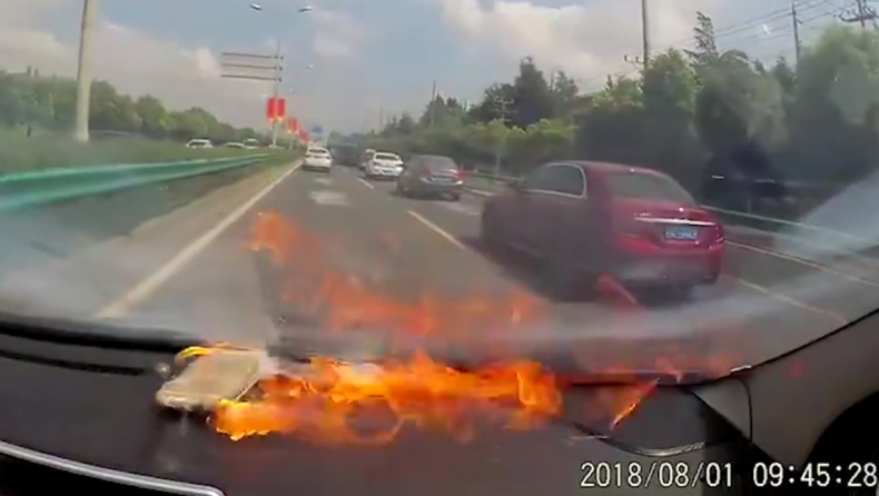 Η στιγμή που iPhone σκάει και παίρνει φωτιά μέσα σε αυτοκίνητο (vid)