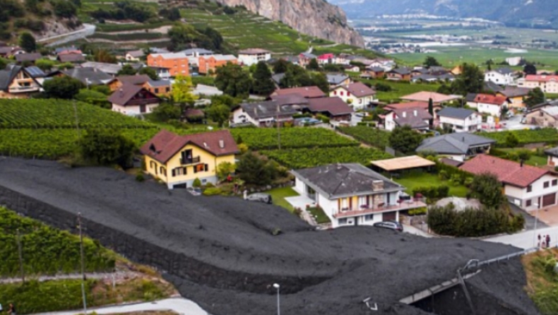 Χείμαρρος λάσπης παρασέρνει τα πάντα στο πέρασμά του σε ελβετικό χωριό (pics & vids)