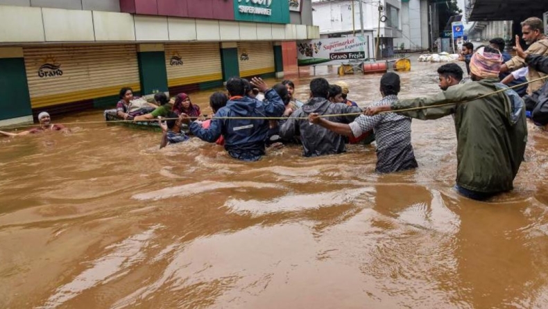 Στους 324 έφτασαν οι νεκροί από τις πλημμύρες στην Ινδία (pics)