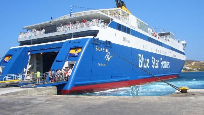 Ακινητοποιημένο στο λιμάνι της Σύρου με 1.356 επιβάτες το Blue Star Paros