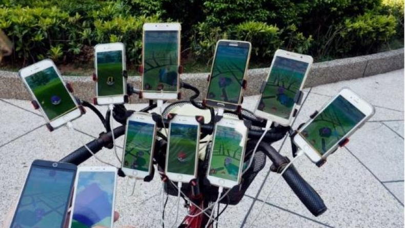 Μυθικός παππούς παίζει Pokemon Go με 11 κινητά (pics & vid)