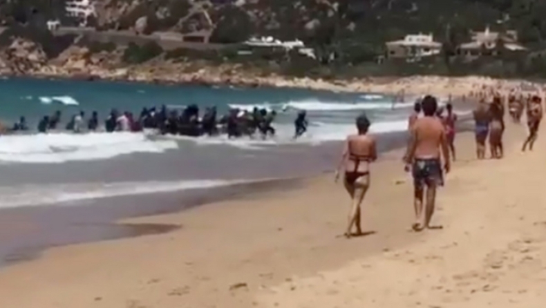 Αφρικανοί μετανάστες αποβιβάζονται σε πολυσύχναστη ισπανική παραλία (pics & vid)