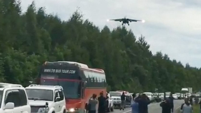 Μαχητικά αεροσκάφη προσγειώθηκαν σε ρωσικό αυτοκινητόδρομο (pic & vid)