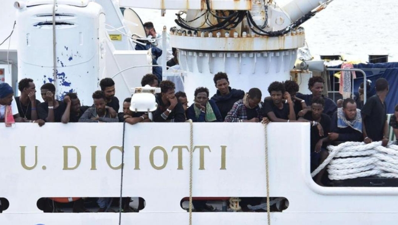 Τέλος στο θρίλερ με 177 μετανάστες που παρέμεναν επί 10 μέρες αποκλεισμένοι στο σκάφος Diciotti