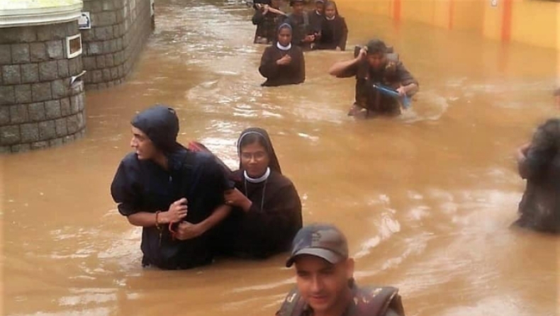 Ξεπέρασαν τους 400 οι νεκροί από τις φονικές πλημμύρες στην Ινδία