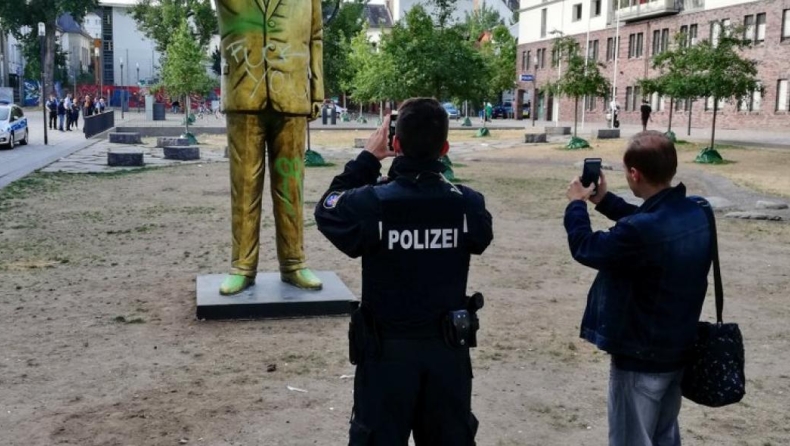 Με υβριστικά συνθήματα βανδαλίστηκε άγαλμα του Ερντογάν στην Γερμανία (vid)