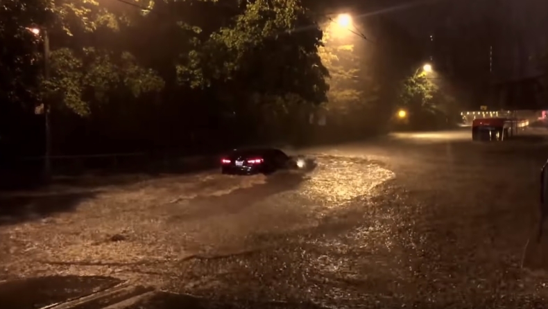 Πλημμύρες «έπνιξαν» αυτοκίνητα στον Καναδά
