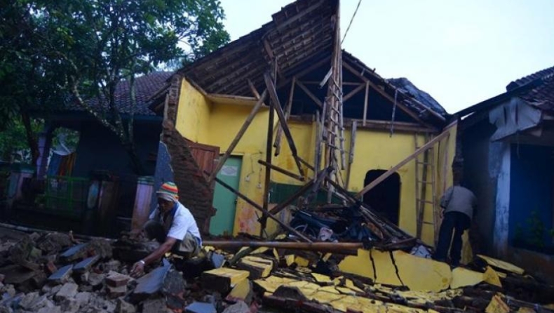 Έφτασαν 131 οι νεκροί από τον σεισμό στην Ινδονησία