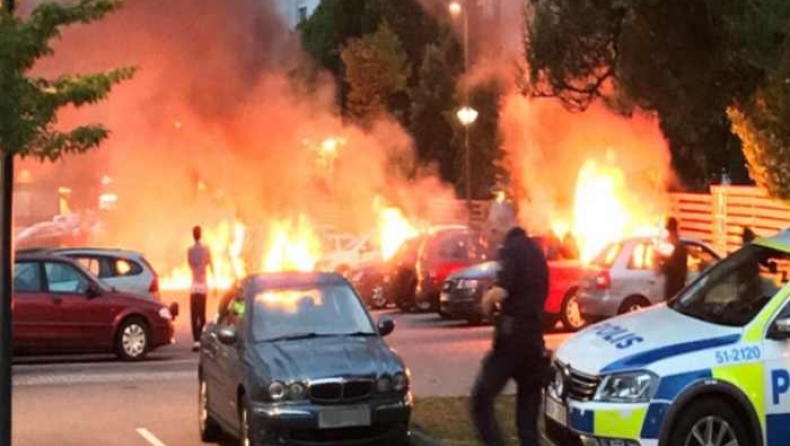 Μέλη συμμοριών πυρπόλησαν 100 αυτοκίνητα στο Γκέτεμποργκ της Σουηδίας (vids)