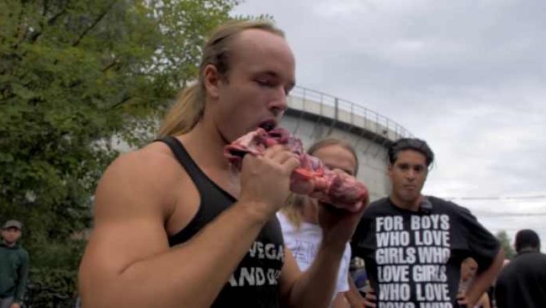 Νέα πρόκληση εναντίον vegan: Άρχισε να τρώει ωμό κρέας μέσα σε φεστιβάλ (vid)