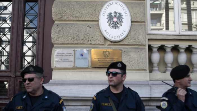 Εισβολή μελών του «Ρουβίκωνα» στην πρεσβεία της Αυστρίας (vid)