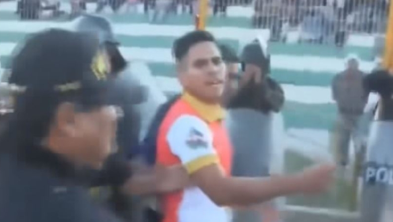 Αστυνομικοί συλλαμβάνουν ποδοσφαιριστή την ώρα του αγώνα! (vid)