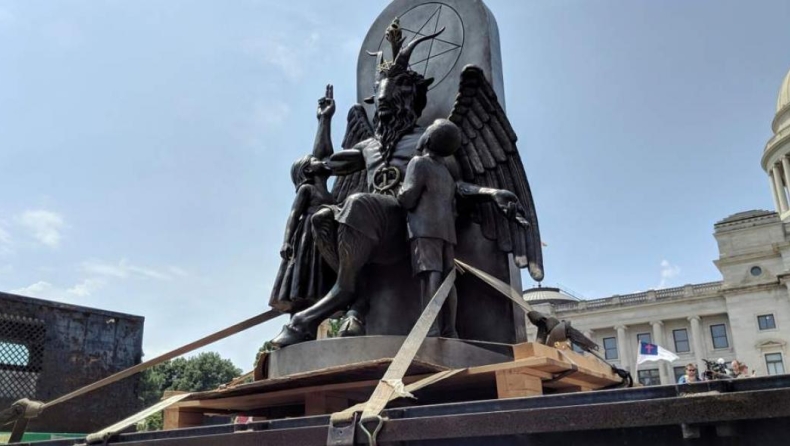 To πρώτο άγαλμα του Σατανά στις ΗΠΑ είναι γεγονός (pics & vid)