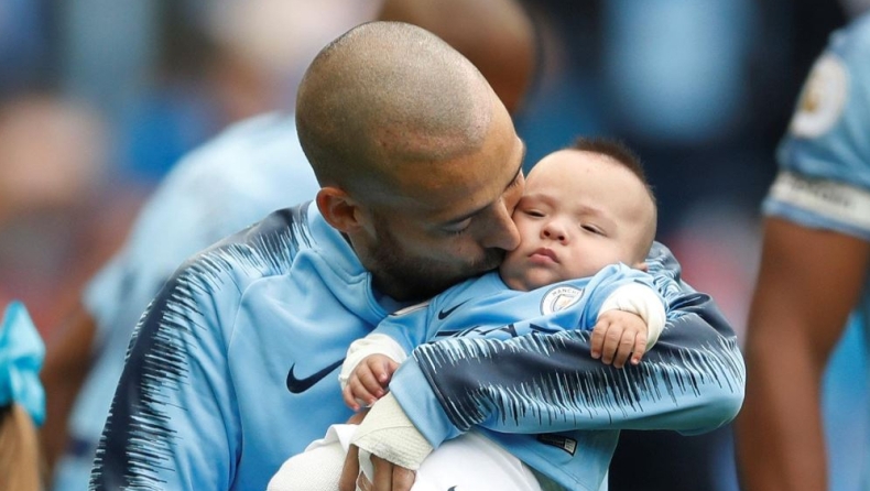 Υπέροχο: Κρατώντας αγκαλιά το μωράκι του στο γήπεδο ο Νταβίδ Σίλβα (vid)