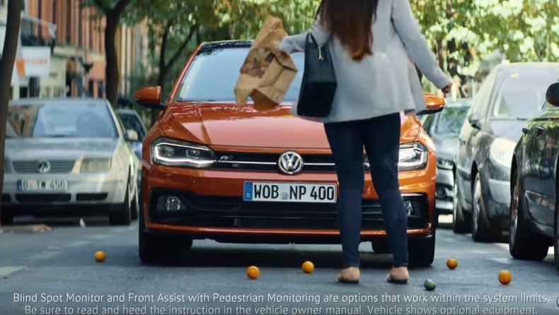 Διαφήμιση της Volkswagen «κόβεται» γιατί προωθεί την επικίνδυνη οδήγηση (vid)