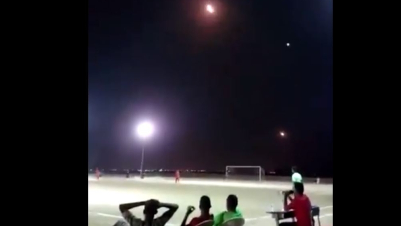 Παίζουν ποδόσφαιρο και πάνω από τα κεφάλια τους περνούν ρουκέτες στην Υεμένη! (vid)