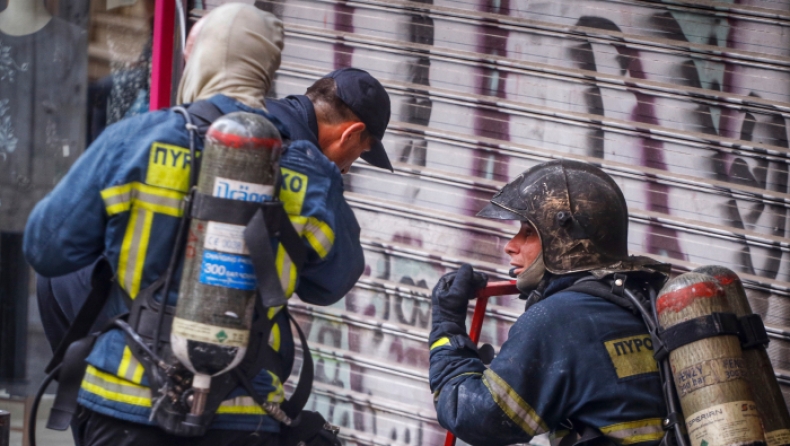 Υπό μερικό έλεγχο η φωτιά στο κτήριο στο Μοναστηράκι (pics)