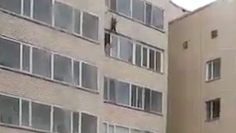 H στιγμή που ένας ήρωας πιάνει ένα παιδάκι που έπεφτε από τον 10ο όροφο (vid)