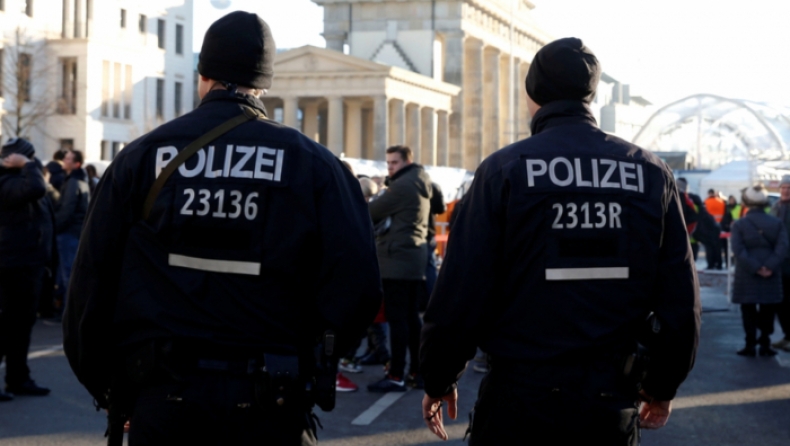 Σε διαθεσιμότητα δύο Γερμανοί αστυνομικοί που χαιρετούσαν ναζιστικά