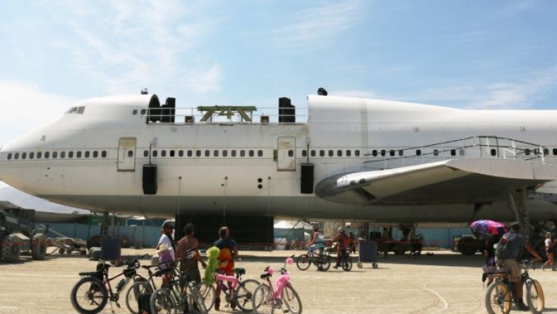 Ένα αεροπλάνο έχει μείνει παρκαρισμένο στην έρημο της Νεβάδα (pics)