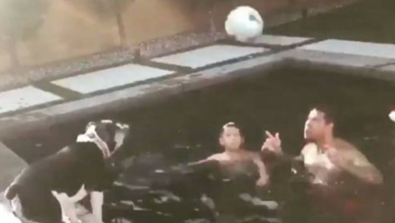 Παίκτης του MLS παίζει κεφαλιές με τον σκύλο του στην πισίνα (vid)