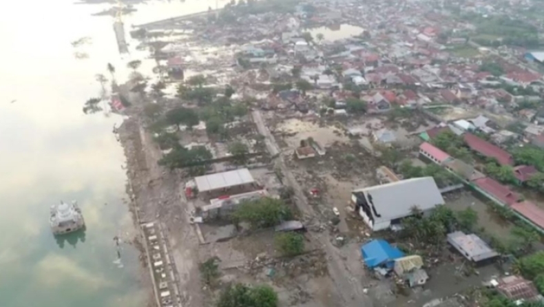 Θρήνος στην Ινδονησία: 832 οι νεκροί από το τσουνάμι, εκατοντάδες αγνοούμενοι (pics & vids)