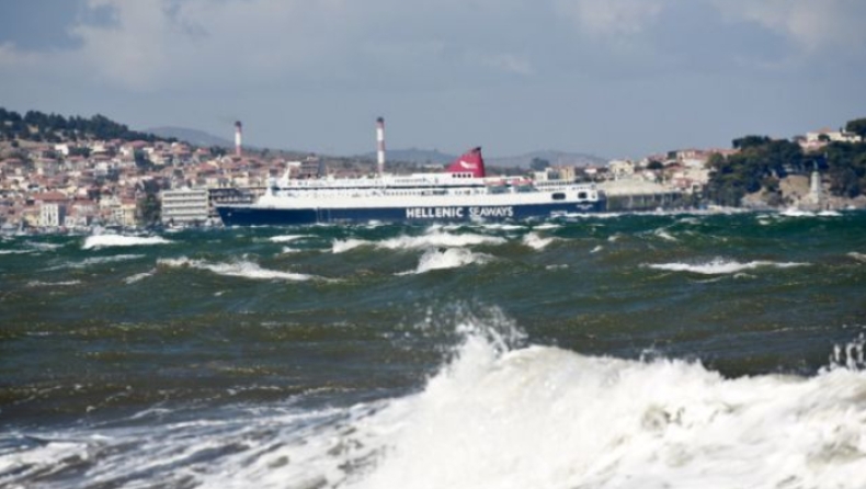 Δεμένα πλοία «μάχονται» με ανέμους 10 μποφόρ στα λιμάνια: Καταστροφές από τους θυελλώδεις ανέμους (pics & vid)