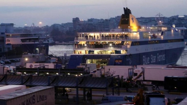 Σύγκρουση πλοίων στο λιμάνι του Πειραιά, ταλαιπωρία για 1.100 επιβάτες