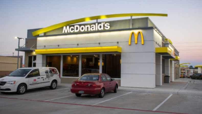 Ήθελαν να κάνουν πλάκα με πόστερ στα McDonald's και «μονιμοποιήθηκαν» (pic & vid)