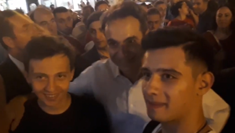 Η selfie του Κυριάκου Μητσοτάκη με νεαρούς φιλάθλους: Άρης και «φέτος τα πάτε καλά!» (vid)