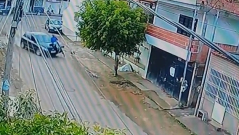 Σοκαριστικό τροχαίο στο Ρίο: Ανήλικος οδηγός παρέσυρε ποδηλάτη και καρφώθηκαν σε γκαραζόπορτα (vid)
